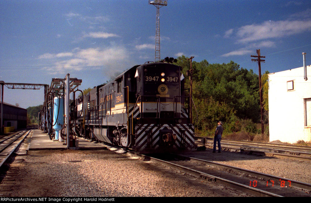 SOU 3947 is flying extra flags at Glenwood Yard